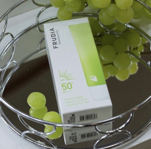 Frudia Солнцезащитный гель с зелёным виноградом  Green grape sebum control cooling sun gel SPF50+ PA++++ фото 6